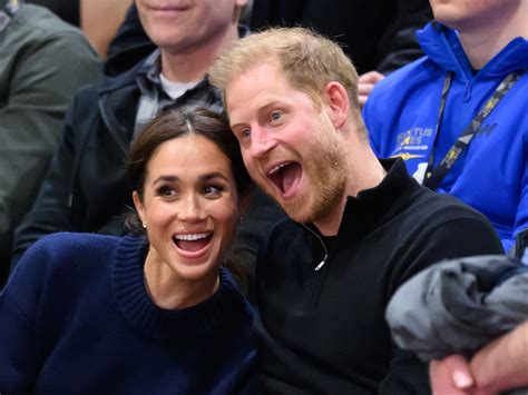 Fotocollage van prins Harry en Meghan Markle in verschillende levensfasen.