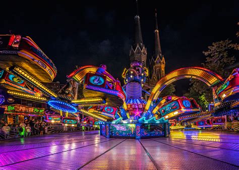 Foto van de Tilburgse Kermis met veel bezoekers en attracties