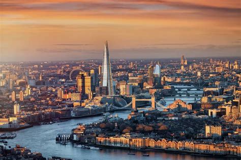 Luchtfoto van de skyline van Londen met de Theems