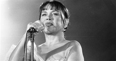 Sezen Aksu in concert, met podiumlicht en microfoon