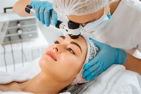 Foto van een dermatoloog tijdens een consult