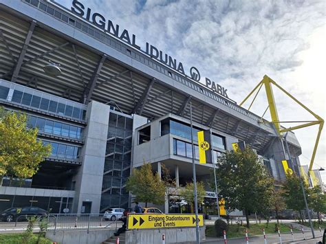 Illustratie van het Signal Iduna Park stadion met fans