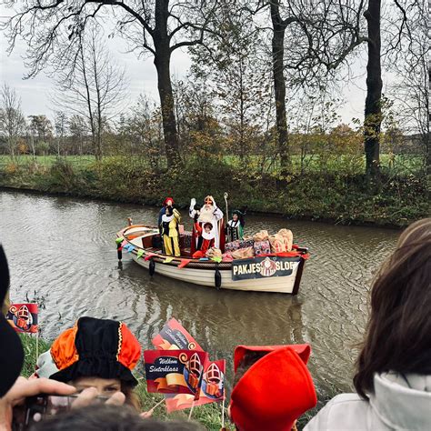Een stoomboot die met behulp van touwen en menselijke kracht over een heuvelrug in de jungle wordt getrokken.