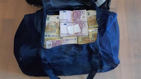 illustratie van een tas met geld, symboliserend de centrale plotlijn